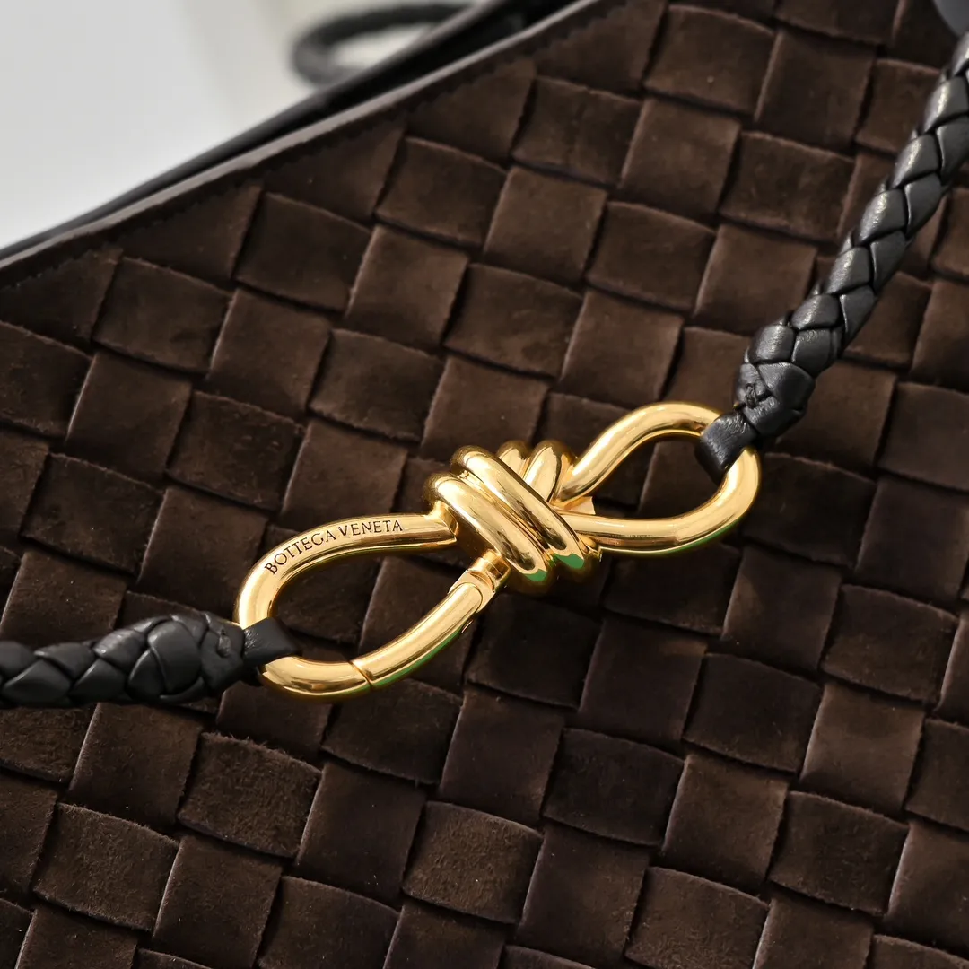 Batch 2360 BV new Andiamo is shipped‼ ️Really popular🔥The new Andiamo woven handbag launched by Bottega Veneta this season is really popular all over the world! ! Celebrities at home and abroad have worn it, and Oscar-winning actress Michelle Yeoh has taken it out on the street. Song Jia, Trai Yara, Yu Feihong, Sanji Ayaka, Rosie Hunting-Whiteley, Yoshioka Riho, etc. have all picked up this bag. It is classic and versatile, showing off its temperament, and the bag capacity is also large, which is very convenient for daily commuting! ! A variety of carrying methods, the shoulder straps can be adjusted by yourself, the original lambskin feels soft and delicate, and the unisex style breaks gender boundaries and brings a more practical and longer-lasting use experience. Andiamo, which has both elegant and casual styles, perfectly interprets the true appearance of "fashionable old money style". Style number: 8463 Size: 32*24*12